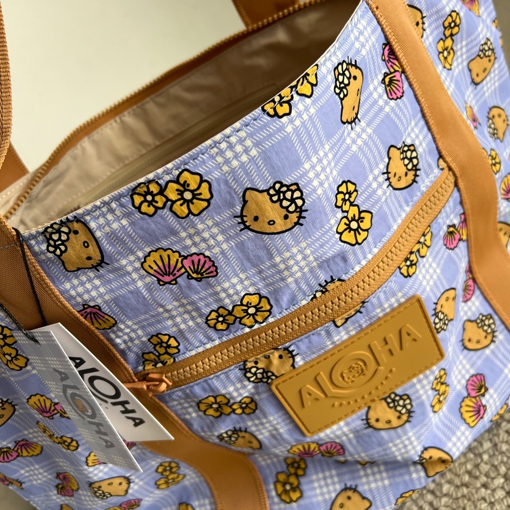 ALOHA Collection Big Show Exclusive Hello Kitty Palaka Nylon Zipper Tote - Picture 3 of 7